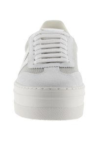 Zapatilla blanca con suela plana, parte superior de ante y malla, punta redonda y cordones en la parte delantera. Suela exterior de goma texturizada con un agarre estampado.