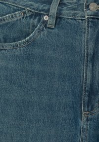 Denim jeans i en medium blå vaske, med en frontlomme, metalknap og kontrastsy. langs sømmene.