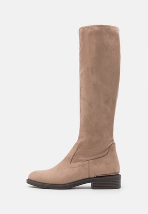 Botte beige en daim pour femme, haute, avec un petit talon empilé et un bout arrondi, présentée sur un fond blanc tournée vers la gauche.