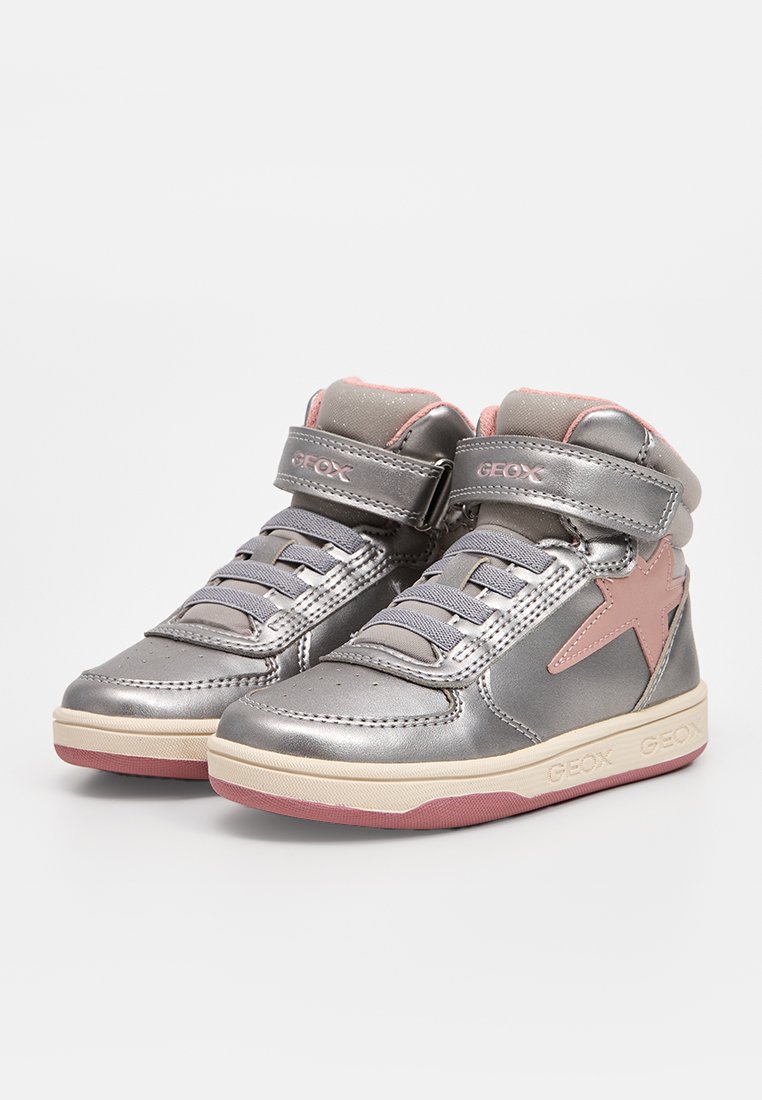 Metallic silberne High-Top-Sneaker mit pinken Akzenten, die ein Sternenmuster aufweisen, doppelte Velcro-Riemen haben und eine strukturierte Gummisohle besitzen.