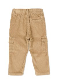 Sztruksowe spodnie cargo w jasnobrązowym kolorze, z prążkowaną fakturą, elastycznym pasem i bocznymi kieszeniami. Tylna kieszeń z przeszyciami.