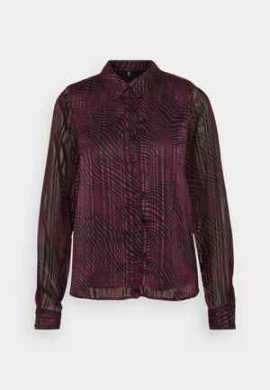 Camisa transparente de botones en rojo oscuro con un patrón de rayas onduladas negras; cuenta con un cuello y mangas largas con puños abotonados.