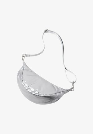 Borsa a tracolla imbottita argentata lucida con cinturino bianco regolabile e fibbie metalliche su sfondo bianco.