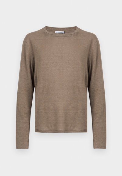 Καφέ μακρυμάνικη μπλούζα με στρογγυλή λαιμόκοψη και στενή εφαρμογή, απλωμένη επίπεδα πάνω σε λευκό φόντο.