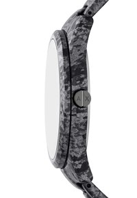 Uhr mit einem runden Gehäuse aus grauem Camouflage-Harz, weißem Zifferblatt und einem grauen Knopf an der Seite. Glatte, polierte Oberfläche.