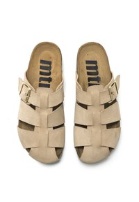 Sandales à glissière en daim beige avec un design ouvert, plusieurs bandes horizontales et une boucle pour un ajustement réglable.