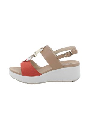 Sandalo con zeppa con suola bianca, cinturino alla caviglia beige con fibbia, cinturino frontale corallo e dettaglio decorativo con catena bianca sulla tomaia.