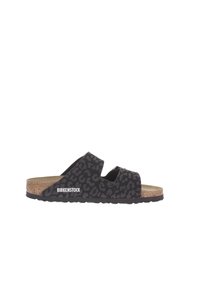 Sandali Birkenstock neri con un design a stampa leopardata. Fodera in sughero, due cinghie regolabili e suola in gomma testurizzata.