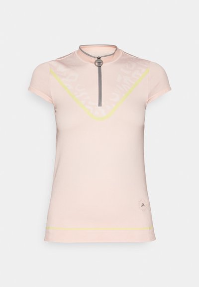 Gaiši rozā sporta krekls ar augstu apkakli un īsām piedurknēm. Iezīmēts ar priekšējo rāvējslēdzēju, dzelteniem akcentiem un smalku raksta dizainu.