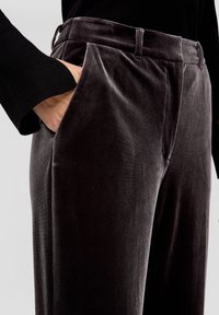s.Oliver BLACK LABEL REGULAR MIT WIDE LEG - Stoffhose - dunkelgrau