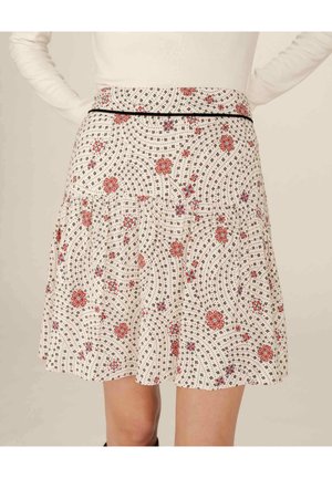 Jupe à motif floral avec un fond blanc, ornée de fleurs rouges et bleues, de forme évasée, et dotée d'un détail de taille noir.