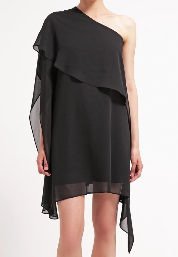 Czarna asymetryczna sukienka z jednoramiennym krojem, warstwowym przezroczystym materiałem oraz falującym dołem o różnej długości.