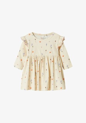 Kremowa sukienka z długimi rękawami, marszczonym dołem, kwiatowym wzorem w kolorze pomarańczowym i lawendowym, prążkową fakturą oraz falbaniastymi akcentami na ramionach.