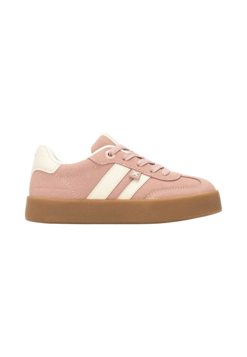 Zapatillas de ante rosa con rayas blancas, que presentan una puntera redonda, diseño de cordones y una suela de goma marrón texturizada.