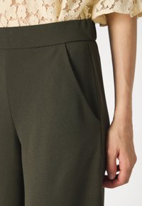 JDY JDYTANJA WIDE FLOWY PANT - Pantaloni - peat