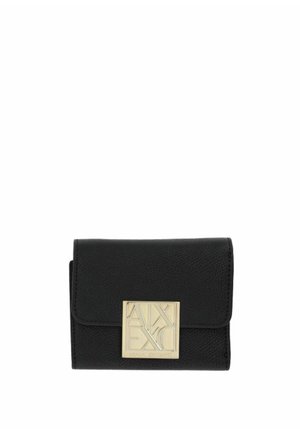 Portafoglio in pelle nera texturizzata con placca logo quadrata dorata con la scritta in rilievo "A|X EXC ARMANI EXCHANGE" sulla patta frontale.