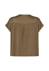 Haut marron à manches courtes avec un pli creux dans le dos et des poignets retroussés aux manches, fabriqué en tissu doux et léger.