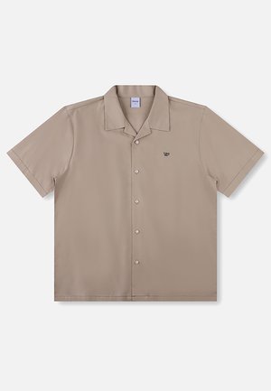 Camisa beige de manga corta con botones, cuello campestre y pequeño logotipo bordado en el pecho izquierdo.