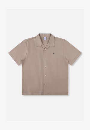 Lühikeste varrukatega beež värvusega nööbitav särk laagrikraega ja väikese tikitud logoga vasakul rinnal.