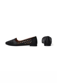 Zwarte flat schoenen met uitgesneden ontwerp, gladde textuur, amandelvormige neus, golvende randen en een kleine hak, ter aanvulling van de bruine binnenkant.