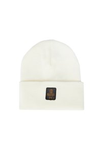 Cappello lavorato a maglia bianco con risvolto e una toppa nera rettangolare con un logo di cane e il nome del marchio "RegrigiWear."