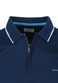 Marineblauwe polo met een kwart-ritssluiting, gekenmerkt door een contrasterende lichtblauwe kraag en streepaccenten, gemaakt van zachte, gestructureerde stof.