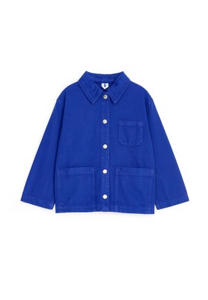 Veste bleue à manches longues boutonnée avec col, une poche poitrine et deux grandes poches avant, présentée sur fond blanc.
