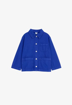 Veste bleue à manches longues boutonnée avec col, une poche poitrine et deux grandes poches avant, présentée sur fond blanc.