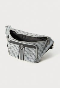 Bolso de hombro con patrón gris, con un bolsillo frontal con cremallera, acentos negros y un logo prominente. Cuenta con una correa ajustable y cierre de cremallera.