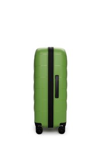 Valigia dura verde con design rigato, dotata di una cerniera nera e maniglia, montata su ruote girevoli nere.