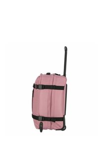 Mjukt rosa resväska med dubbla handtag, svarta justerbara remmar, ett stabilt utdragbart handtag och hjul som rullar smidigt.