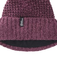 Berretto a maglia di un profondo bordeaux con una texture a coste e un rivestimento interno nero solido. Presenta un'etichetta brandizzata sul bordo piegato.