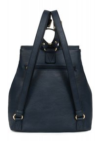Granatowa skórzana plecak o wyraźnej formie, z złotymi elementami, regulowanymi paskami i kieszenią na zamek z tyłu.