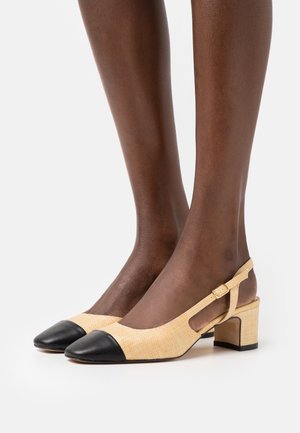 Slingback boty s béžovým tkaným svrškem a černou špičatou špičkou. Čtveratý blokový podpatek s zlatou sponou na pásku.