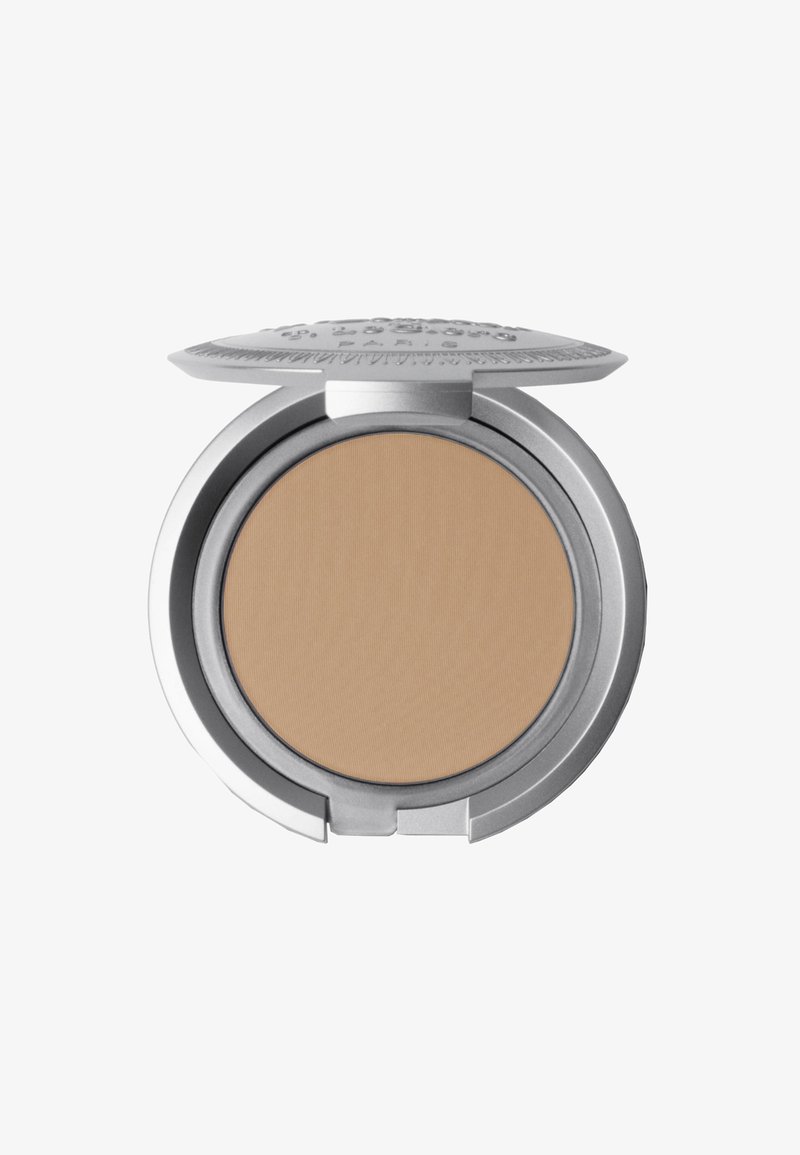 Puderkompakt in einem silbernen Metallgehäuse, mit einer runden, glatten beigefarbenen Puderoberfläche im Inneren, die für eine einfache Anwendung konzipiert ist.