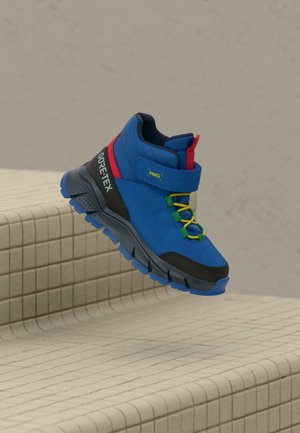 Blå GORE-TEX støvler har en svart gummisåle, flerfargede snøringer og en borrelåsrem, samt en polstret krage for støtte.