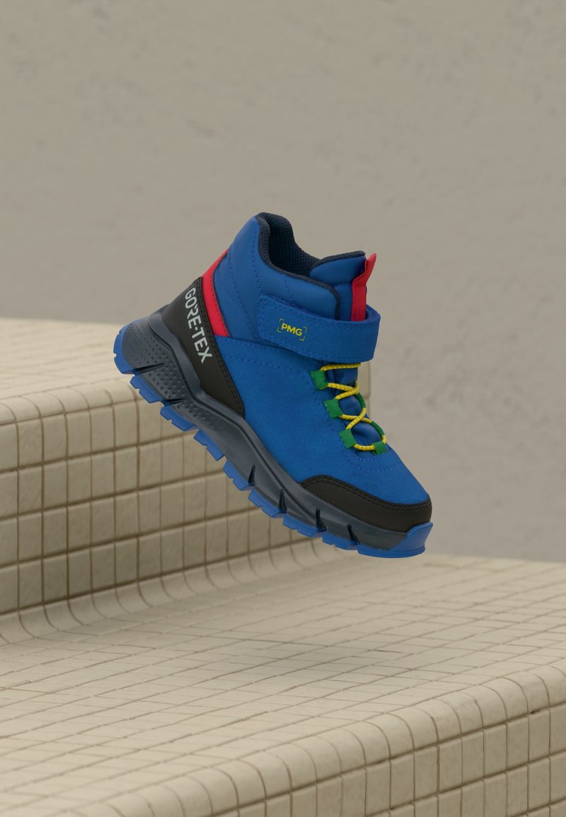 Stivali blu in GORE-TEX con suola in gomma nera, lacci multicolori e fascia in velcro, dotati di un collo imbotitito per supporto.