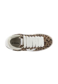 Sneaker a bassa altezza con tessuto a stampa leopardata, spesse stringhe bianche e suola bianca, mostrata dall'alto su uno sfondo bianco.