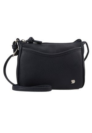 Sac à bandoulière en cuir noir avec une surface texturée, un dessus plat et un accent logo de couleur argentée. Bandoulière ajustable et fermeture éclair.