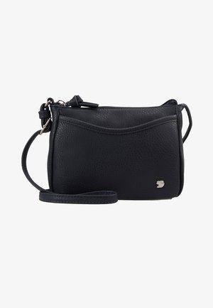 Čierna kožená crossbody taška s textúrovaným povrchom, plochým vrchom a akcentom strieborného loga. Nastaviteľný popruh a zipsové uzatvorenie.