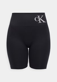 Μαύρα ψηλόμεσα biker σορτς με φαρδιά ζώνη μέσης και λευκό λογότυπο "cK" στην αριστερή μπροστινή πλευρά.