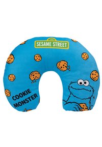 Cuscino azzurro a forma di U con design di Cookie Monster, stampe di biscotti arancioni e testo "COOKIE MONSTER"; tessuto morbido con imbottitura interna.