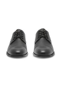 Melnas ādas vakara kurpes ar gludu tekstūru, apaļu purngalu un kontrastējošu šuvumu. Aprīkotas ar aukliņu dizainu ar sešām acīm.