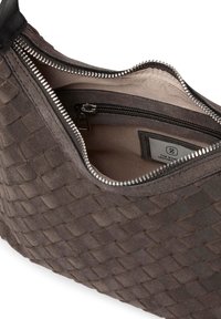 Brun vävd läderhandväska med dragkedjeöppning, som har en slät inredning och en ytterligare dragkedjeficka.