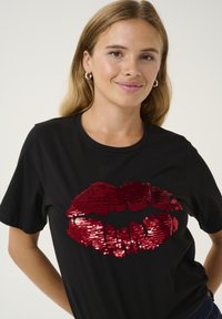 Culture CUFORA GITH SEQUINS - Marškinėliai su spaudiniu - black w red