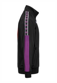 Giacca nera con zip e alto colletto, con strisce laterali viola e decorate e inserti in rete. Texture liscia e design atletico.