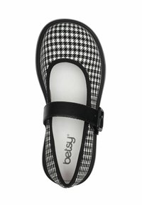Cipele Mary Jane od crno-bijelog tkanja s uzorkom houndstooth, s crnim remenom i kopčom, okruglim nosom i uloškom s dodatnom udobnošću.