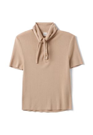 Top de punto beige de manga corta con cuello abotonado y detalle de lazo del mismo tejido sobre un fondo blanco.