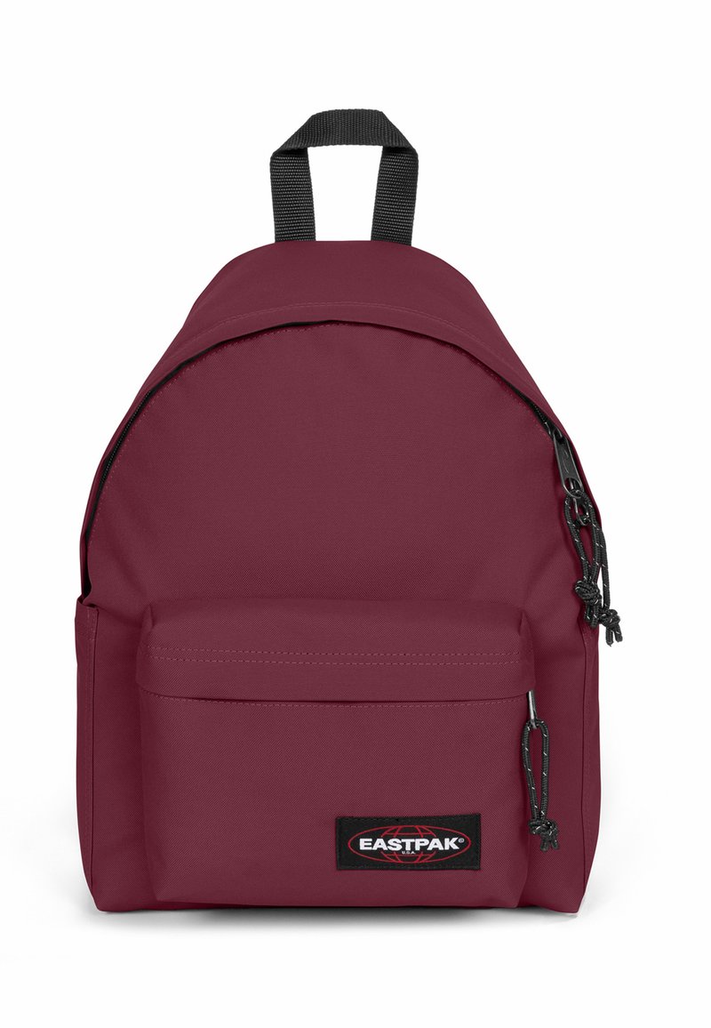 Mochila color burdeos hecha de tejido duradero, con una parte superior redondeada, bolsillo frontal y detalles de hardware negros. Logo de Eastpak exhibido de manera destacada.