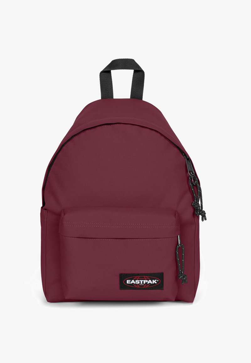 Mochila color burdeos hecha de tejido duradero, con una parte superior redondeada, bolsillo frontal y detalles de hardware negros. Logo de Eastpak exhibido de manera destacada.